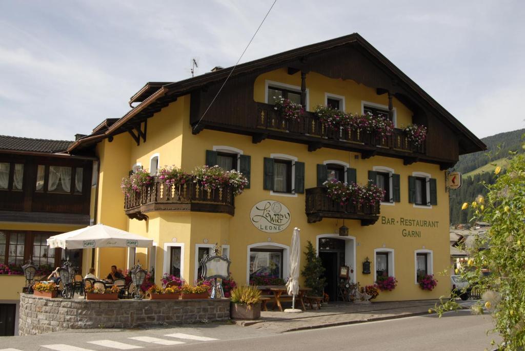 Hotel Loewenwirt Sexten Esterno foto
